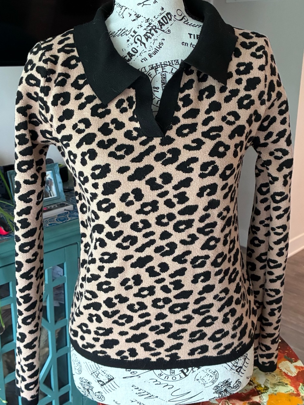Leopard Print V-Neck Sweater with Polo Collar - Black & Beige